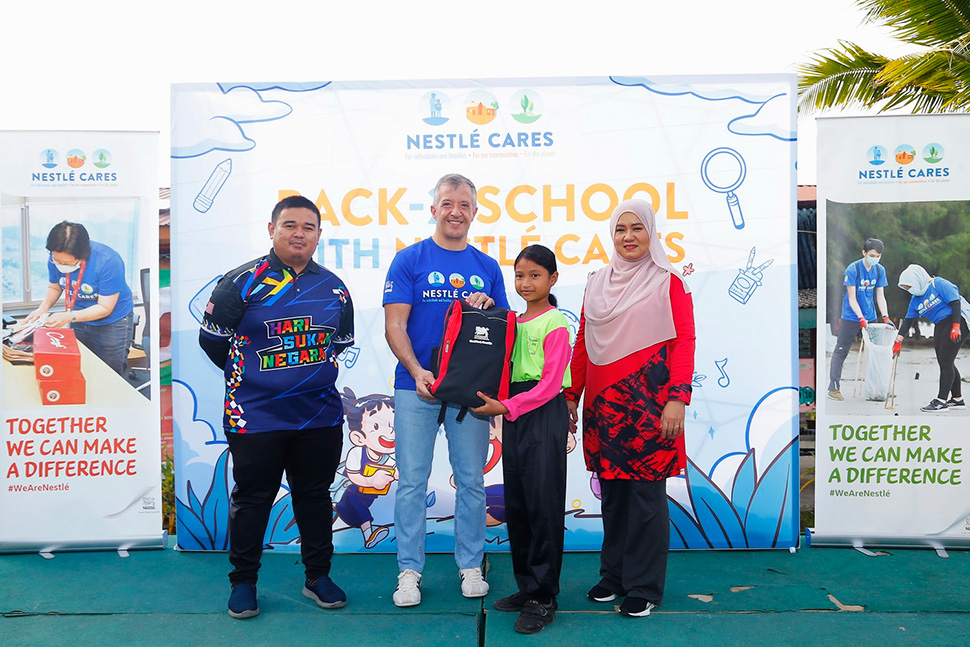 CEO Nestlé Malaysia Berhad handing over a kit
